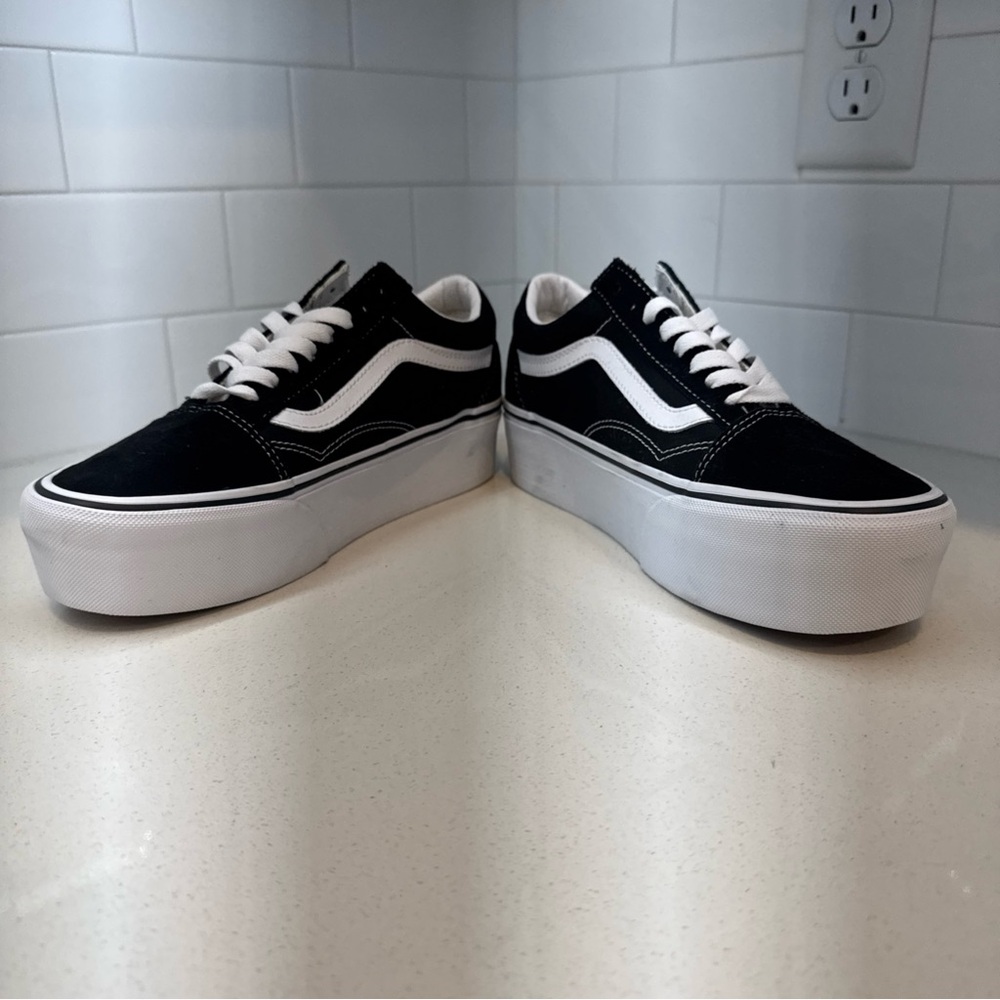 Black and White Vans of the wall women’s 8.5 shoes